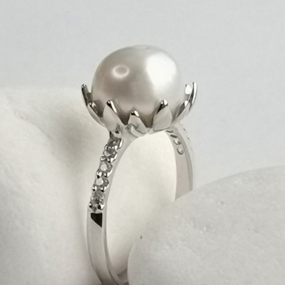 Cultured white freshwater pearl white sapphire ring Sterling Silver Size 6